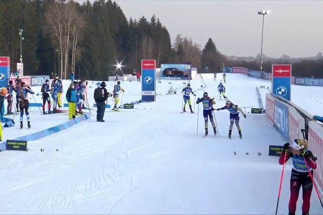 Момент передачі естафети