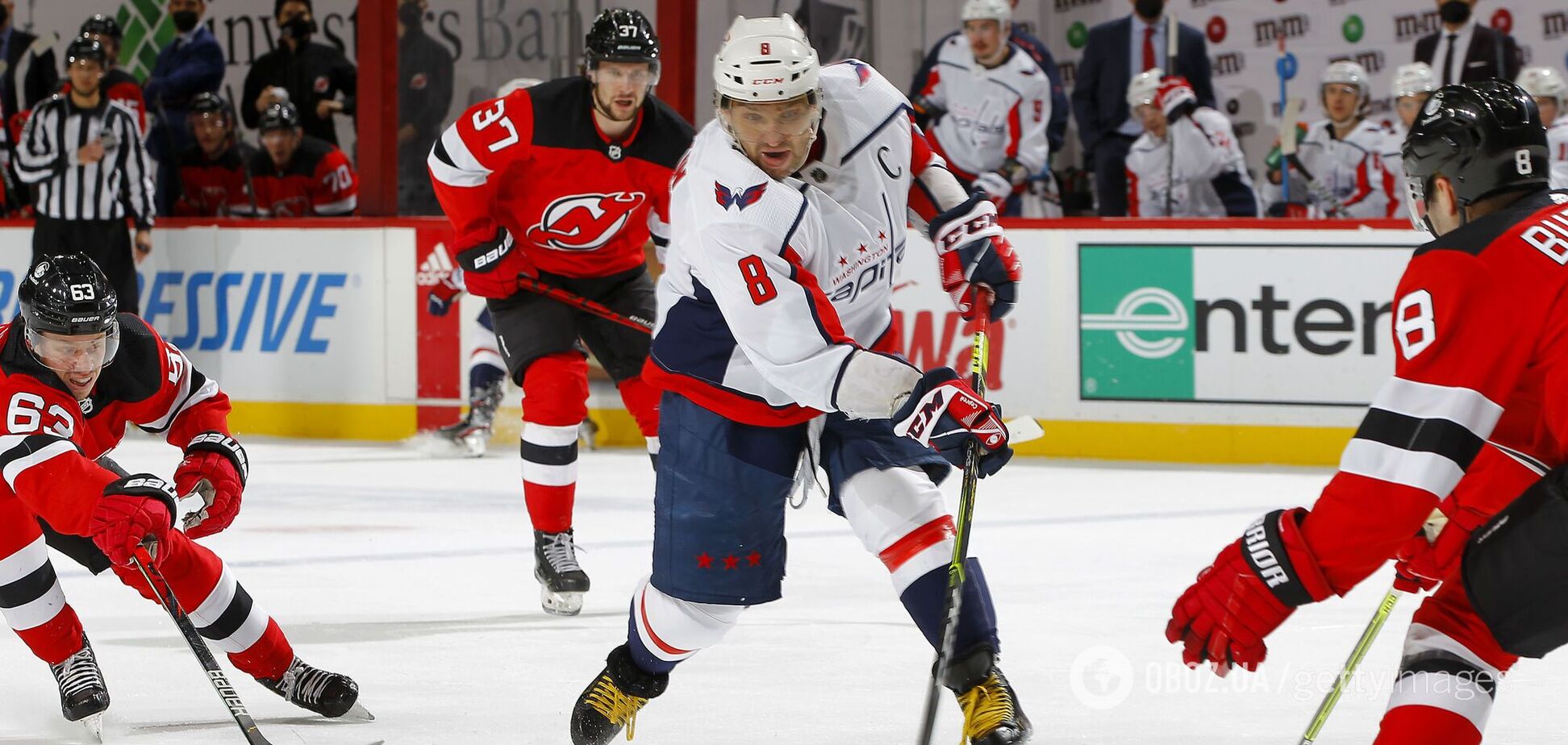 Олександр Овечкін (по центру)