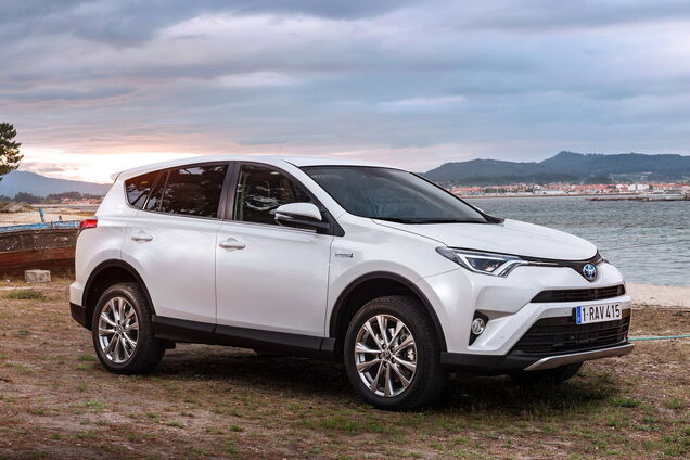 Українці перейшли з електромобілів на гібриди