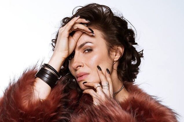 Мейхер позировала в костюме монашки с выразительным макияжем