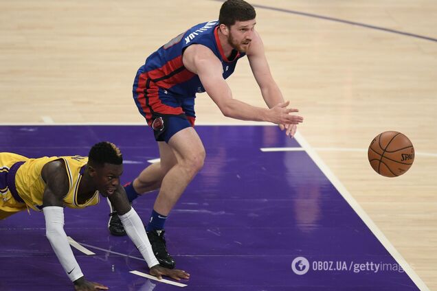 Святослав Михайлюк веде боротьбу за м'яч