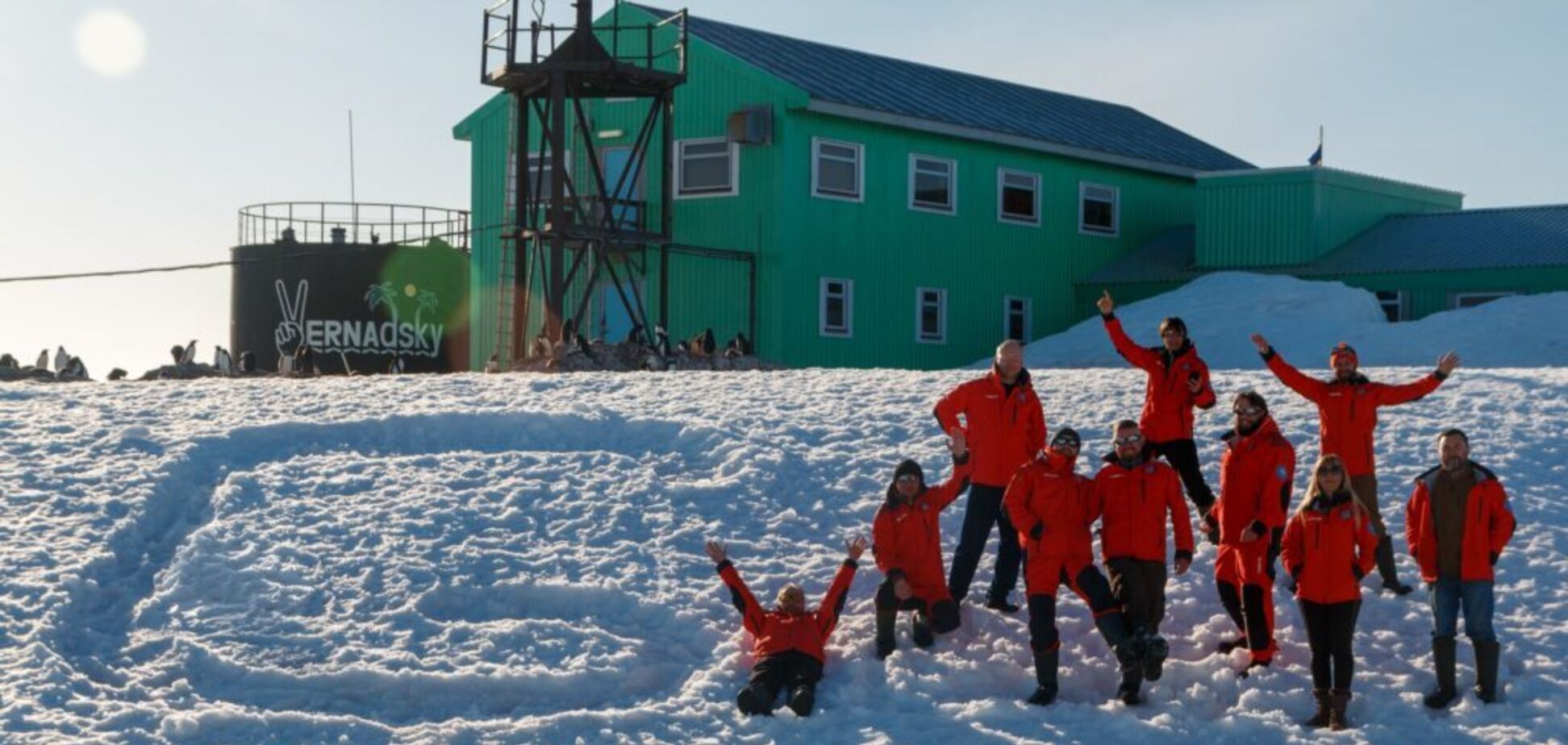 Експедиція складається з двох груп: зимувальної і сезонної