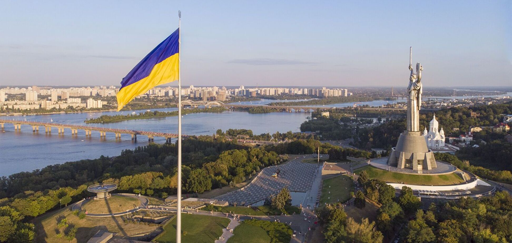 В Киеве из-за непогоды приспустили главный флаг страны