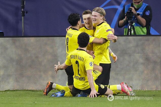 Игроки 'Боруссии' Д празднуют гол
