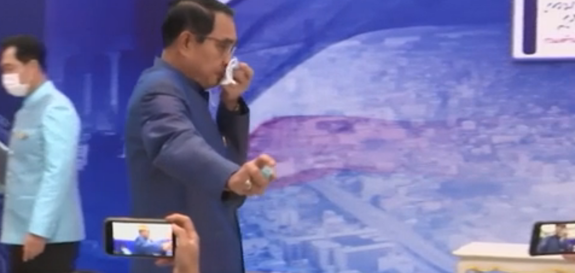 Премьер-министр Таиланда облил журналистов антисептиком