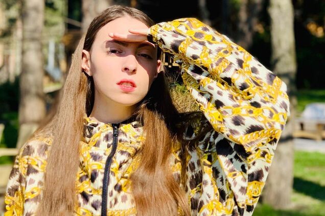 Дочь Поляковой показала средний палец на камеру и нарвалась на критику в сети