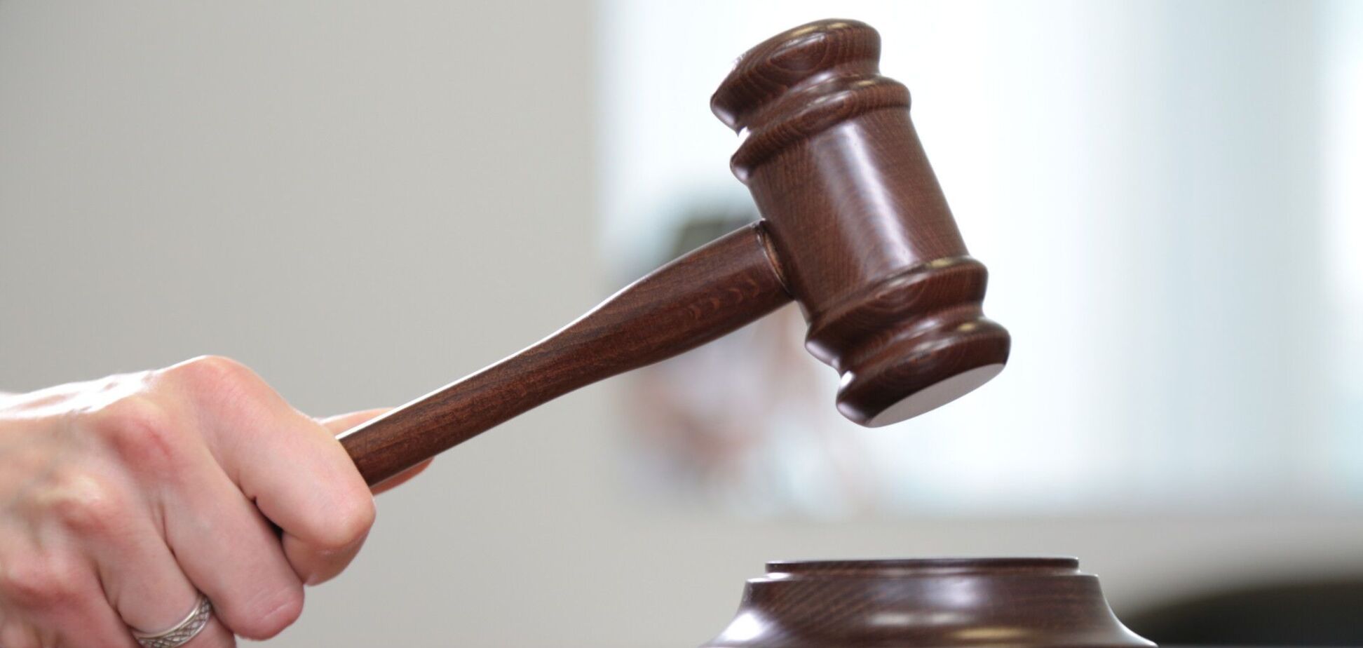 Суд отпустил домой убийцу женщины