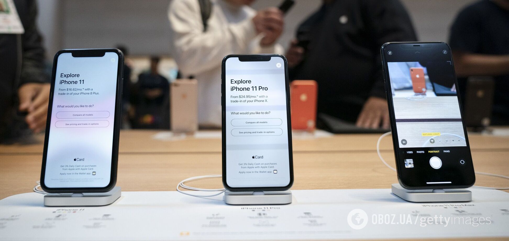 В сети продали уникальный iPhone с 'кривым' яблоком. Фото