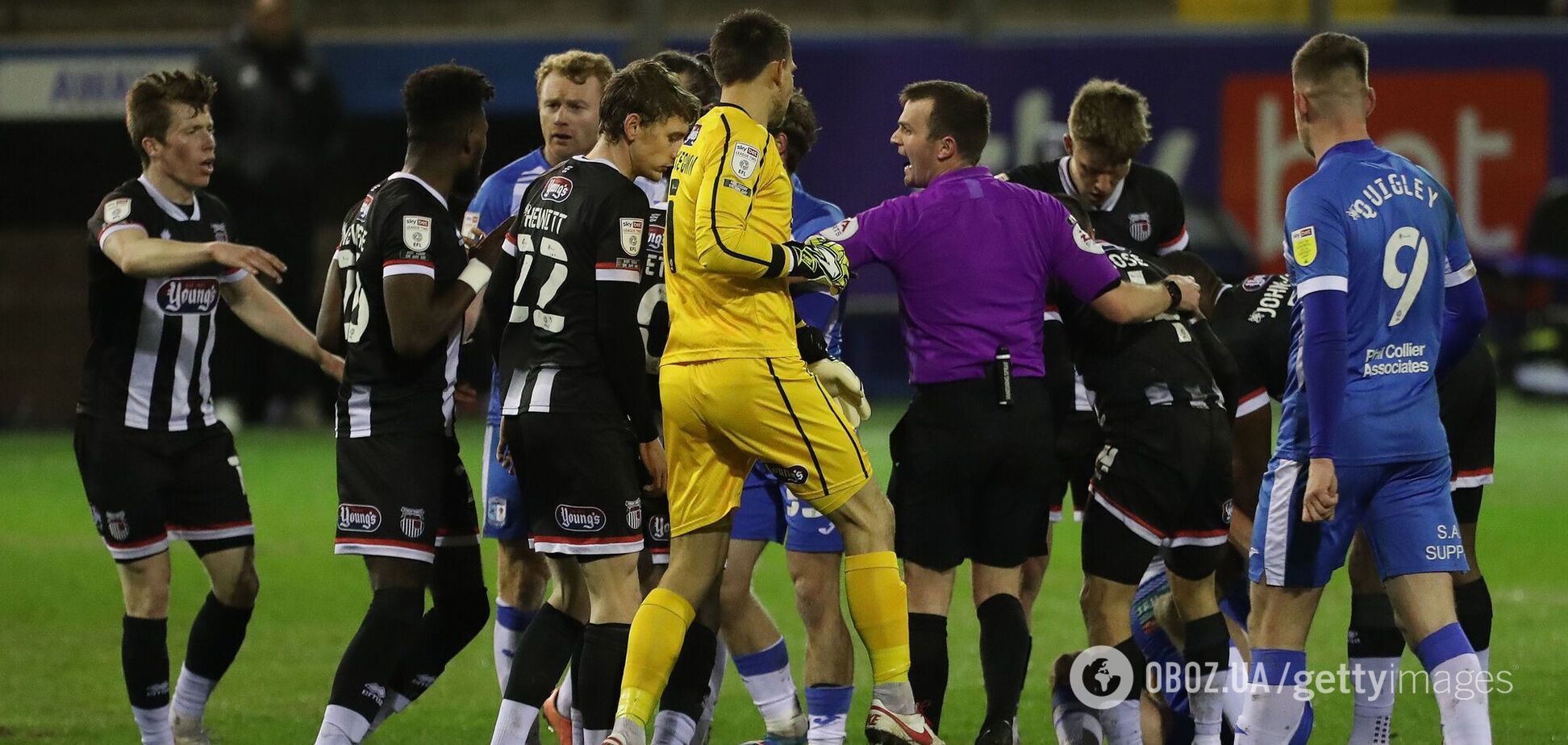 Гравці 'Грімсбі Таун' сперечаються з суддею