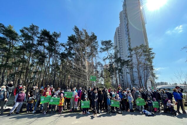 Киевляне вышли в выходные убирать сосновый лес на улице Генерала Жмаченко