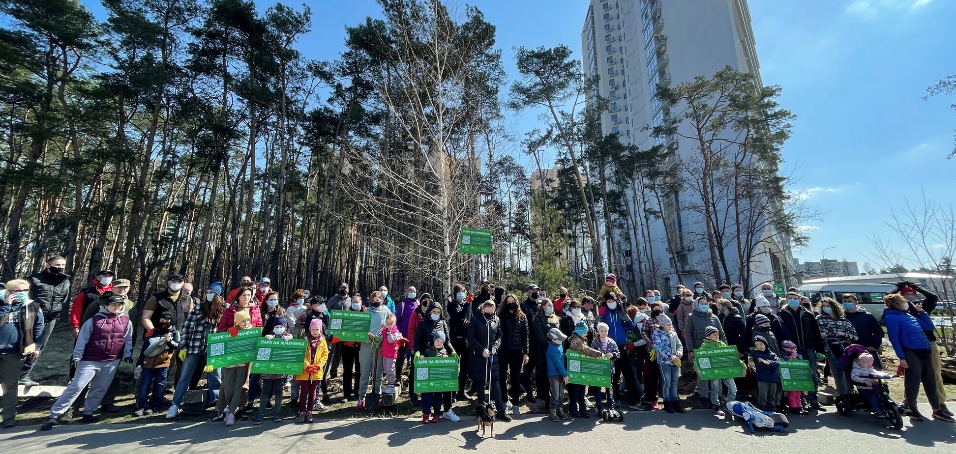 Кияни вийшли у вихідні прибирати сосновий ліс на вулиці Генерала Жмаченка