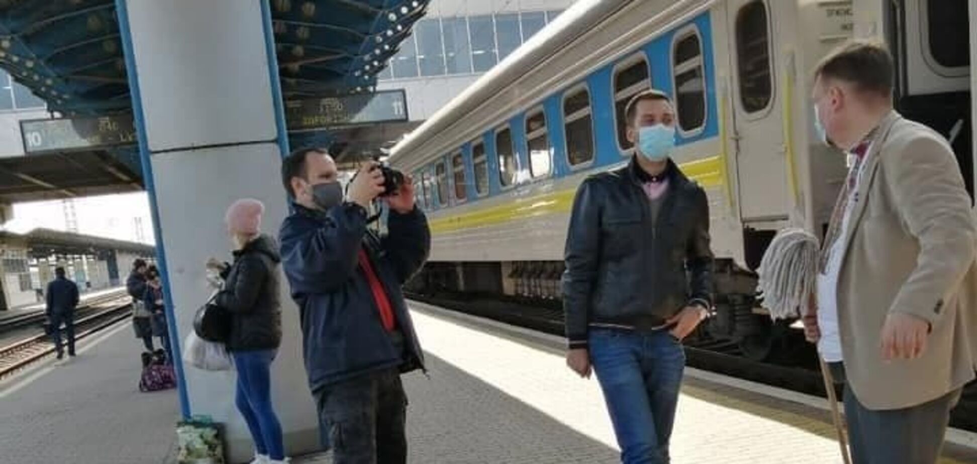 Данець знову захотів помити вікна в поїзді УЗ, але вони виявилися чистими. Фото