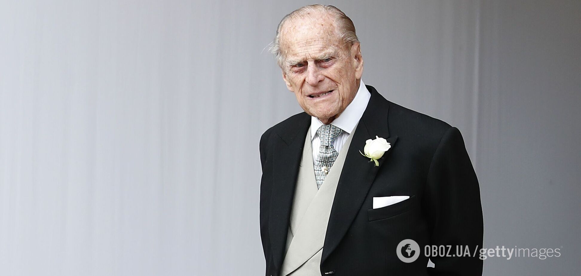 В сети показали редкое фото 17-летнего принца Филиппа с девушкой на пляже