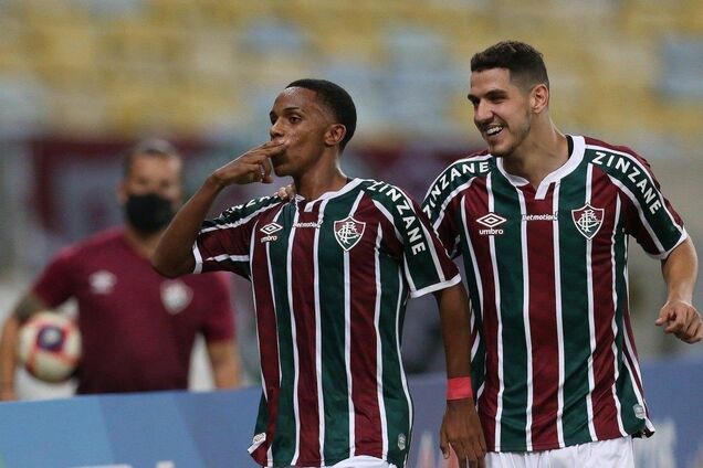 Кайки (слева) празднует гол