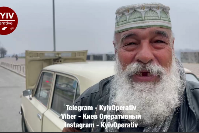 В Киеве дедушка-легенда два года живет в машине и клянчит у водителей деньги. Видео