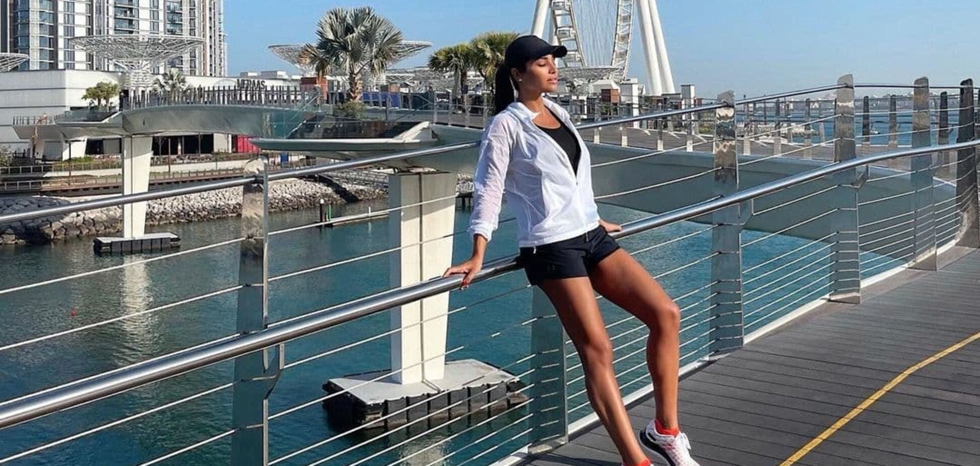 Санта Дімопулос похвалилася розтяжкою біля машини