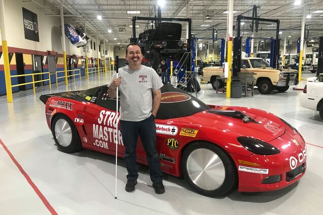 Незрячий гонщик вирішив розігнати 800-сильне авто до понад 320 км/год