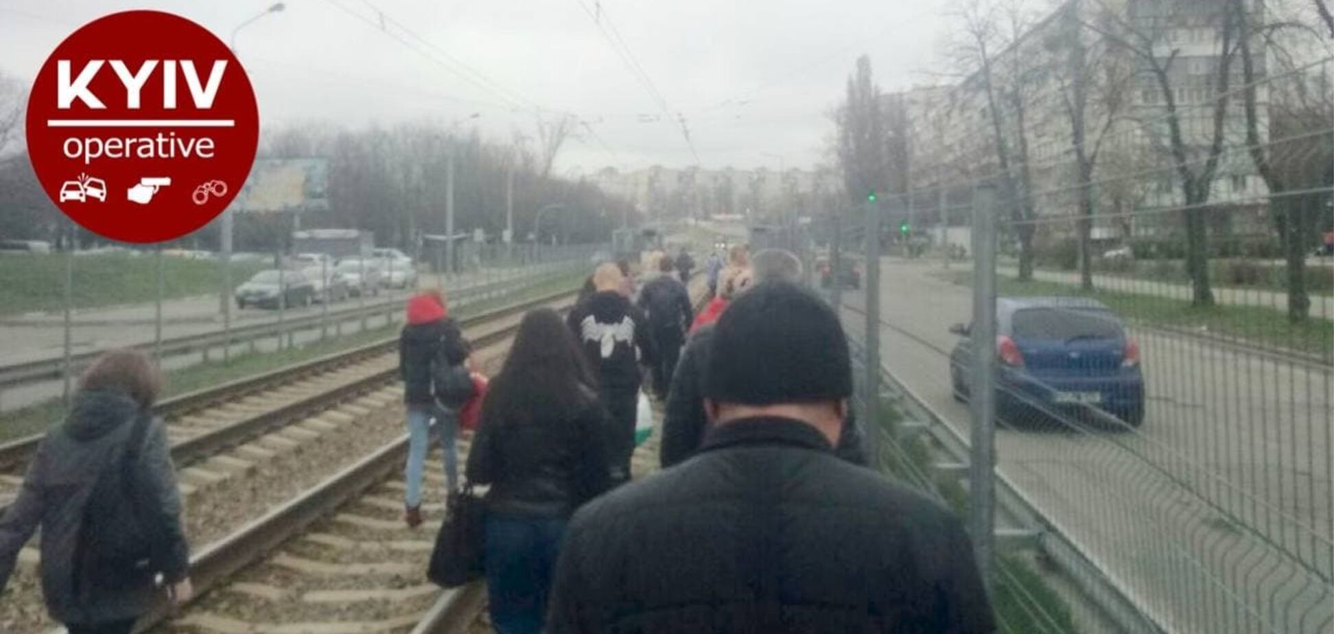 Люди йшли пішки по колії: у Києві сталася НП на швидкісному трамваї