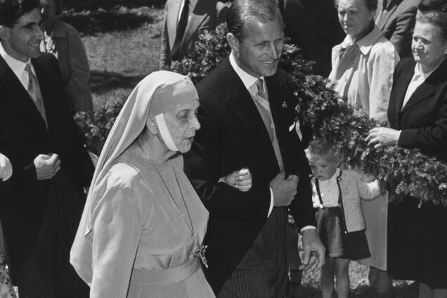 Алис в стране глухих. Памяти матери Филиппа Эдинбургского