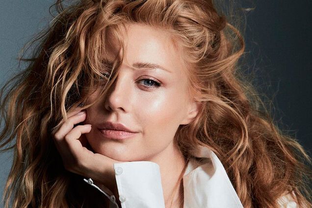 Кароль похвасталась эффектным образом в открытом топе. Фото