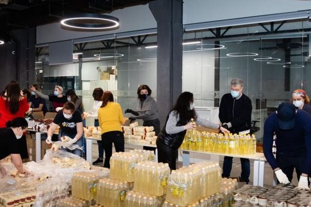 Семья Порошенко с волонтерами собрали 2 тысячи продуктовых наборов для нуждающихся