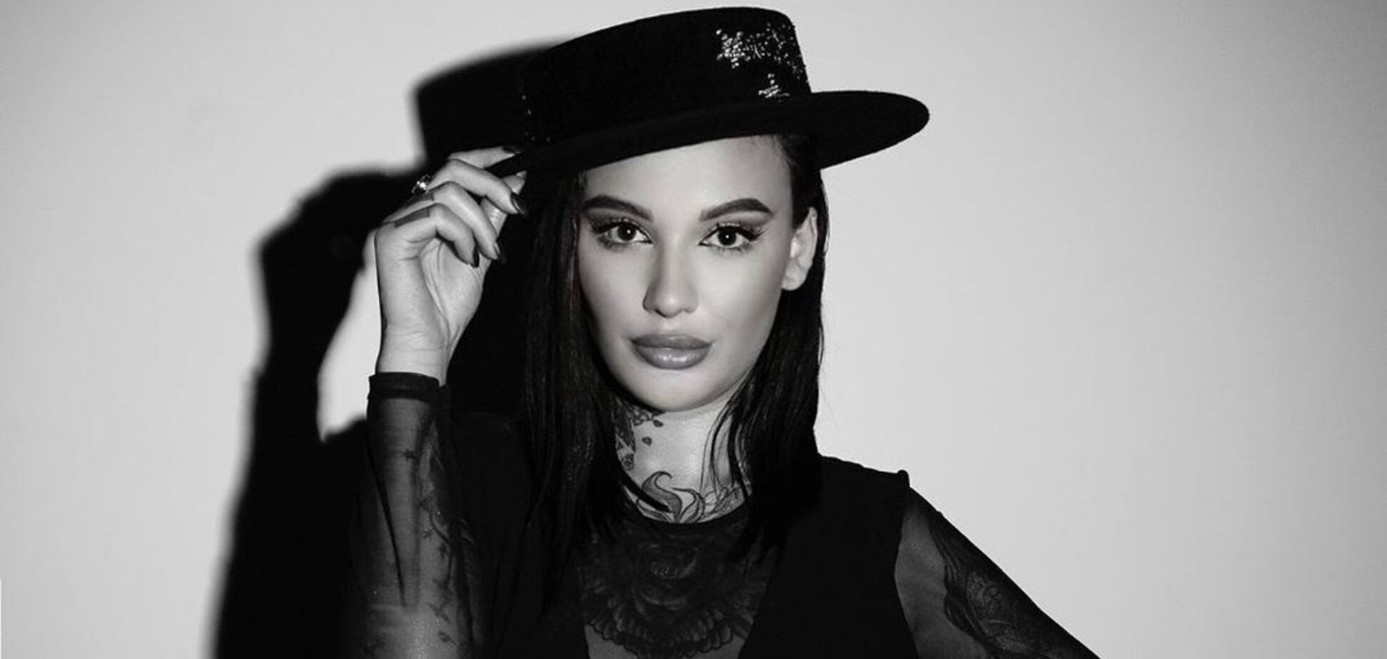 Порноакторка з 'Холостяка' позувала у шкіряному боді на фотосесії