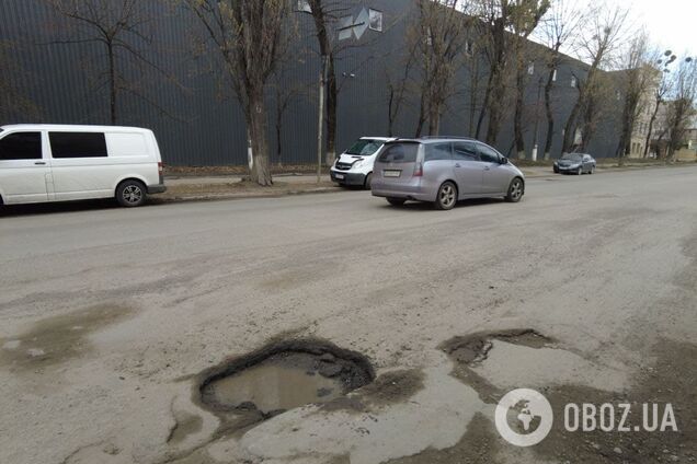 Как на Луне: в Киеве после дождей сошла недавно отремонтированная дорога. Видео