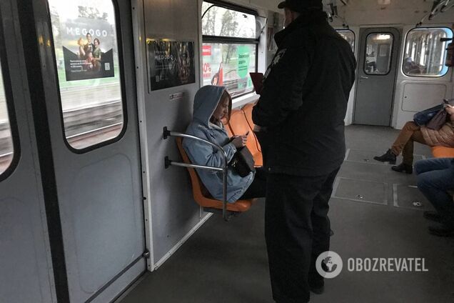 В киевском метро полицейский вывел девушку из вагона: была без маски и хамила