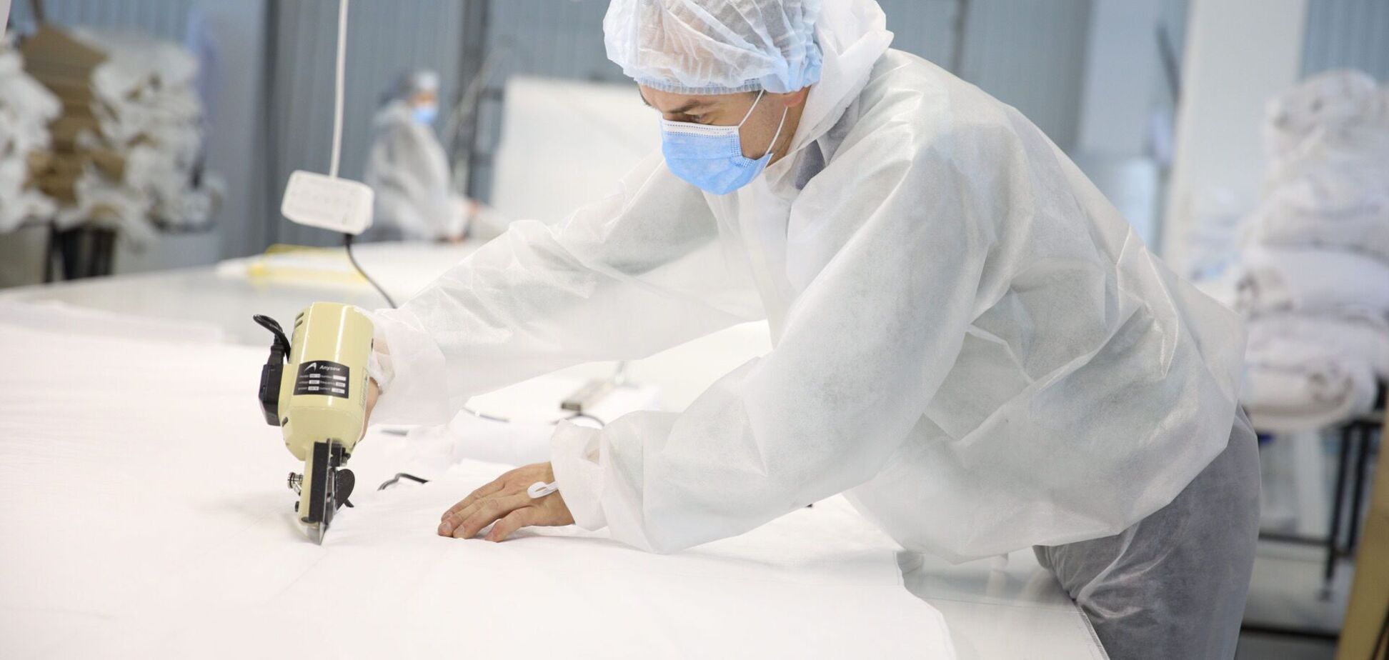 Защиту для медиков везет в регионы бизнес за свой счет: что происходит