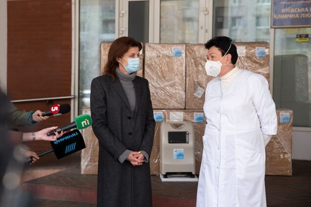 Марина Порошенко передала медучреждениям Киева кислородные концентраторы