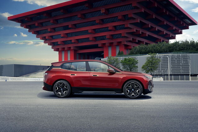 BMW представив у Шанхаї електричний кросовер iX