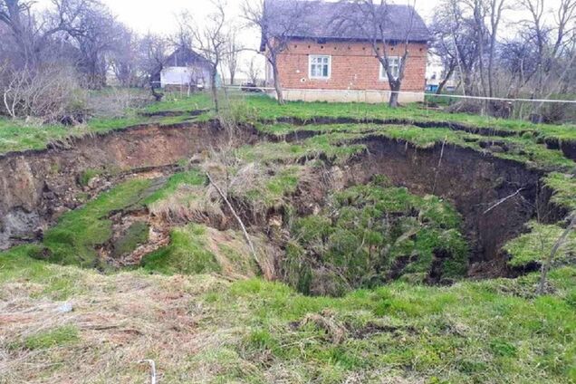 На Львівщині біля будинків за одну ніч утворилося 30-метрове провалля. Відео