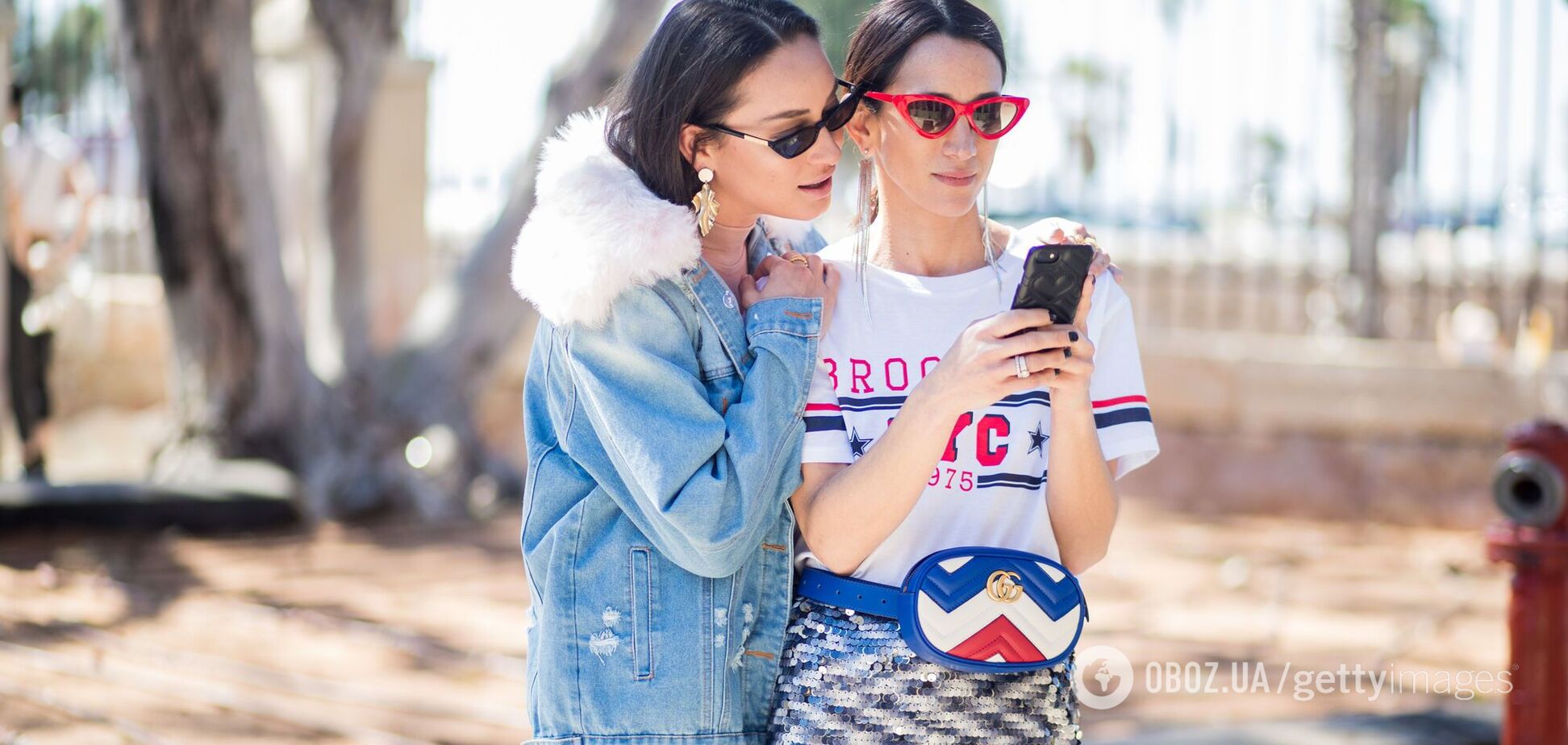 Платье поверх джинсов: с чем носить новый тренд