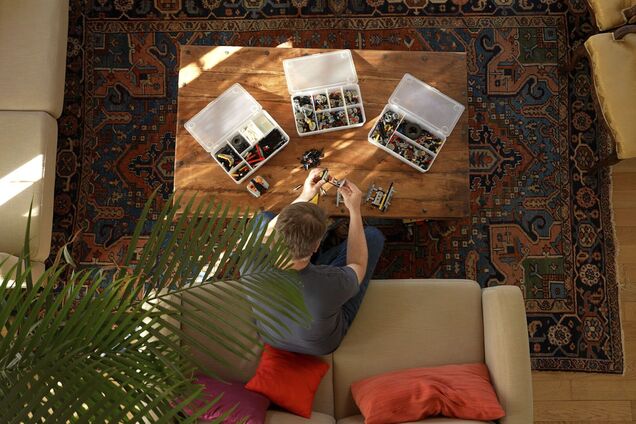 Инженер собирает LEGO