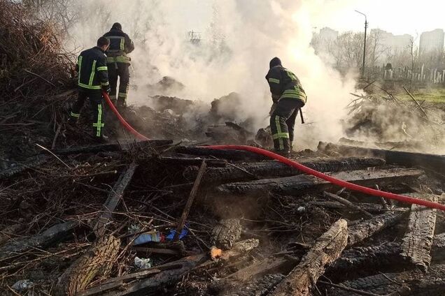 У Києві сталася пожежа на кладовищі