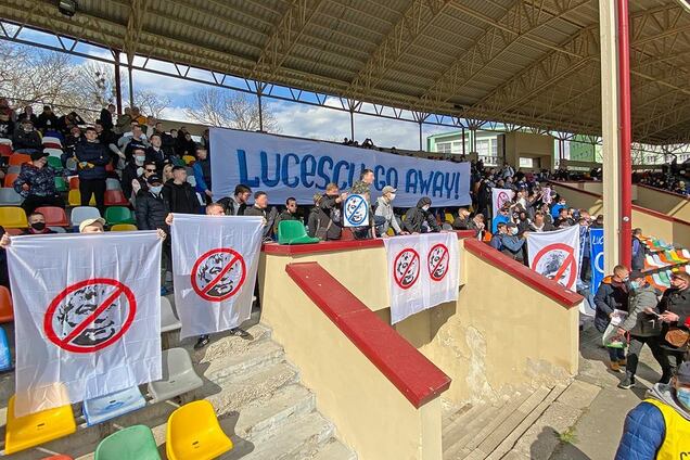 Баннеры против Луческу на фан-секторе 'Динамо'