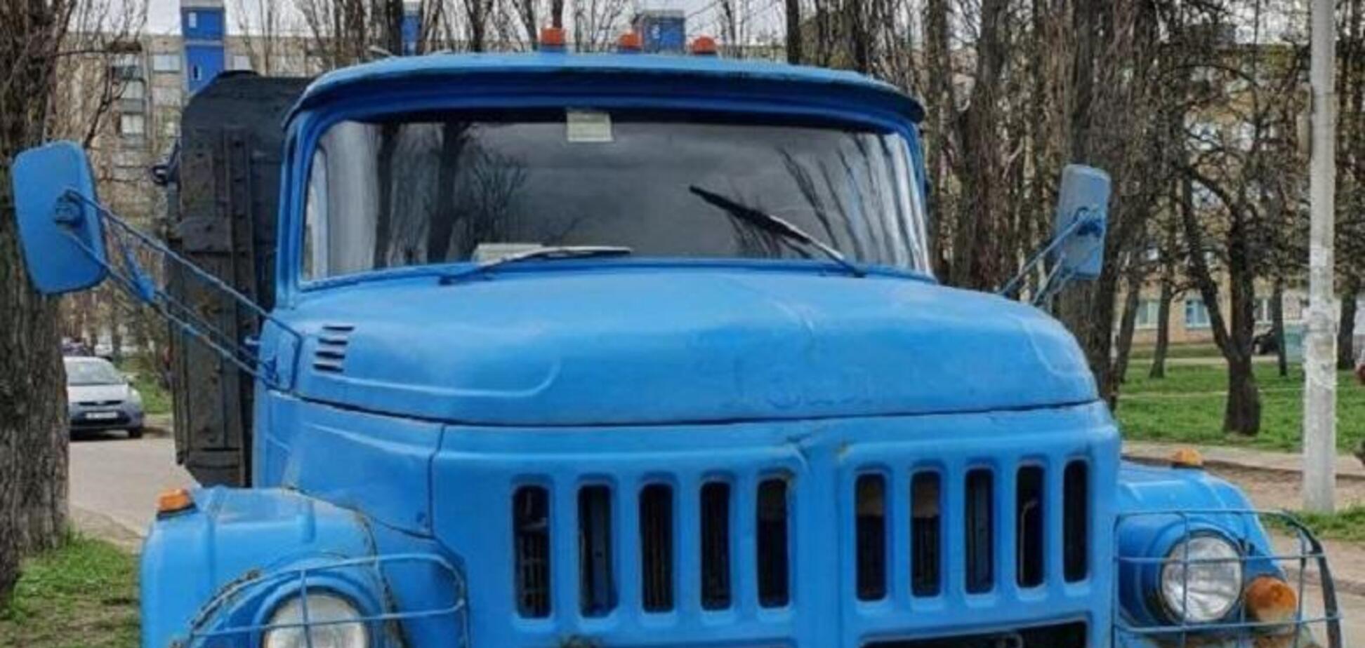 У Києві чоловік викрав вантажівку ЗІЛ, щоб покататися по місту