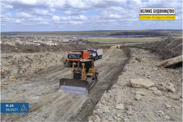 За програмою Зеленського 'Велике будівництво' на Миколаївщині будують новий міст замість старої переправи