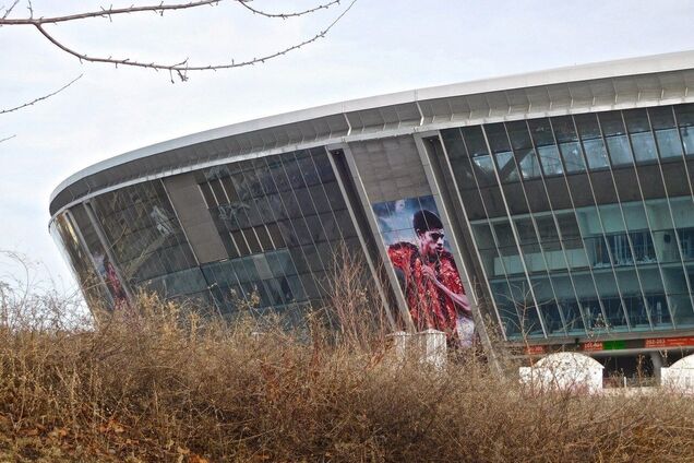 Неухоженный газон, пустые трибуны: в сети появилось новое видео с 'Донбасс Арены'