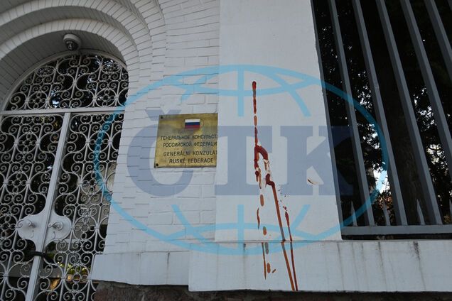 Консульство РФ в чешском Брно облили кетчупом. Фото