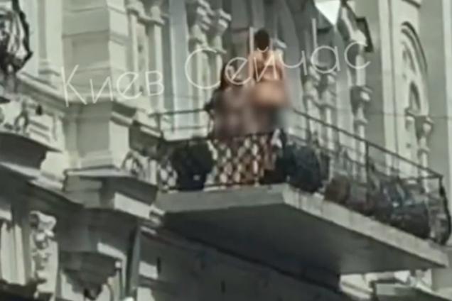 У центрі Києва напівоголені дівчата влаштували фотосесію на балконі. Відео