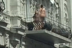 В центре Киева полуобнаженные девушки устроили фотосессию на балконе. Видео
