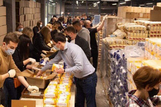 Фонд Порошенка і волонтери зібрали 5 тисяч продуктових наборів до Великодня для нужденних