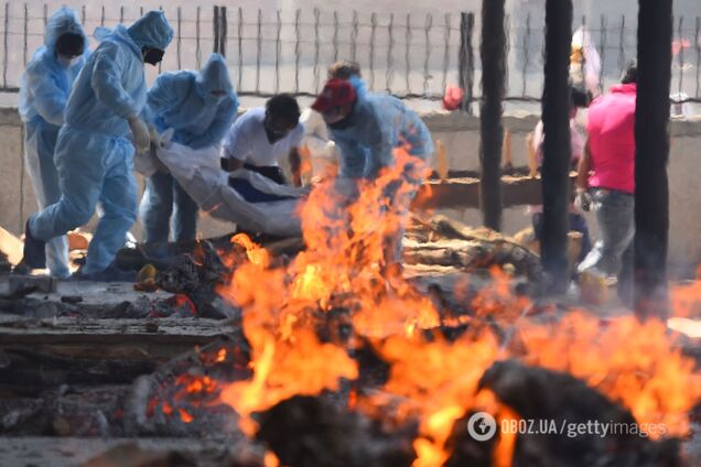 В Індії тіла загиблих від COVID-19 спалювали прямо на вулиці, крематорії – переповнені. Фото і відео