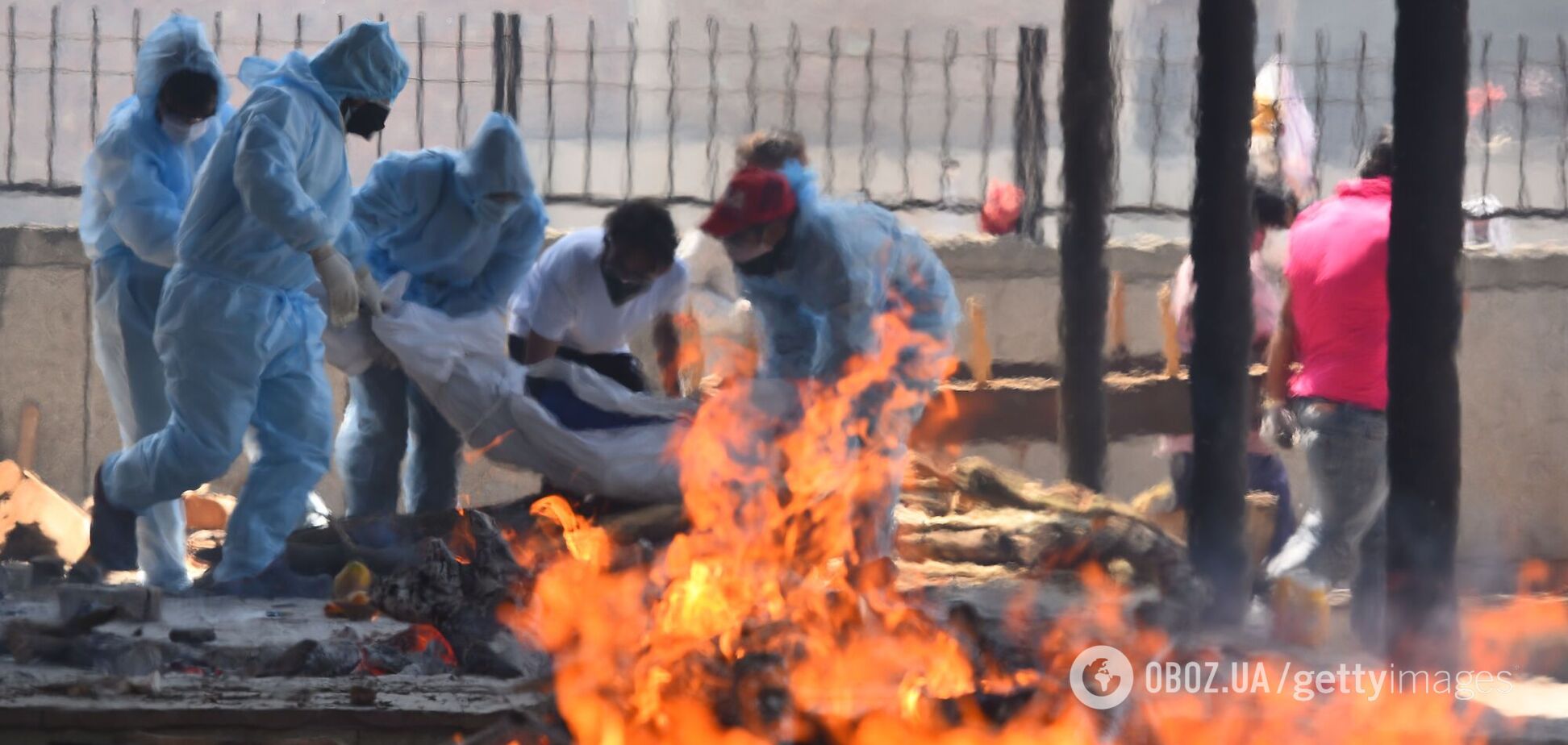 В Индии тела погибших от COVID-19 сжигали прямо на улице, крематории – переполнены. Фото и видео