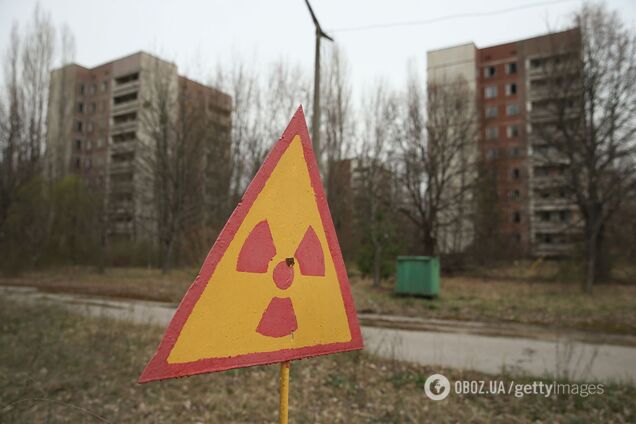 Знак, предупреждающий о радиационном загрязнении. Припять, 9 апреля 2016 года