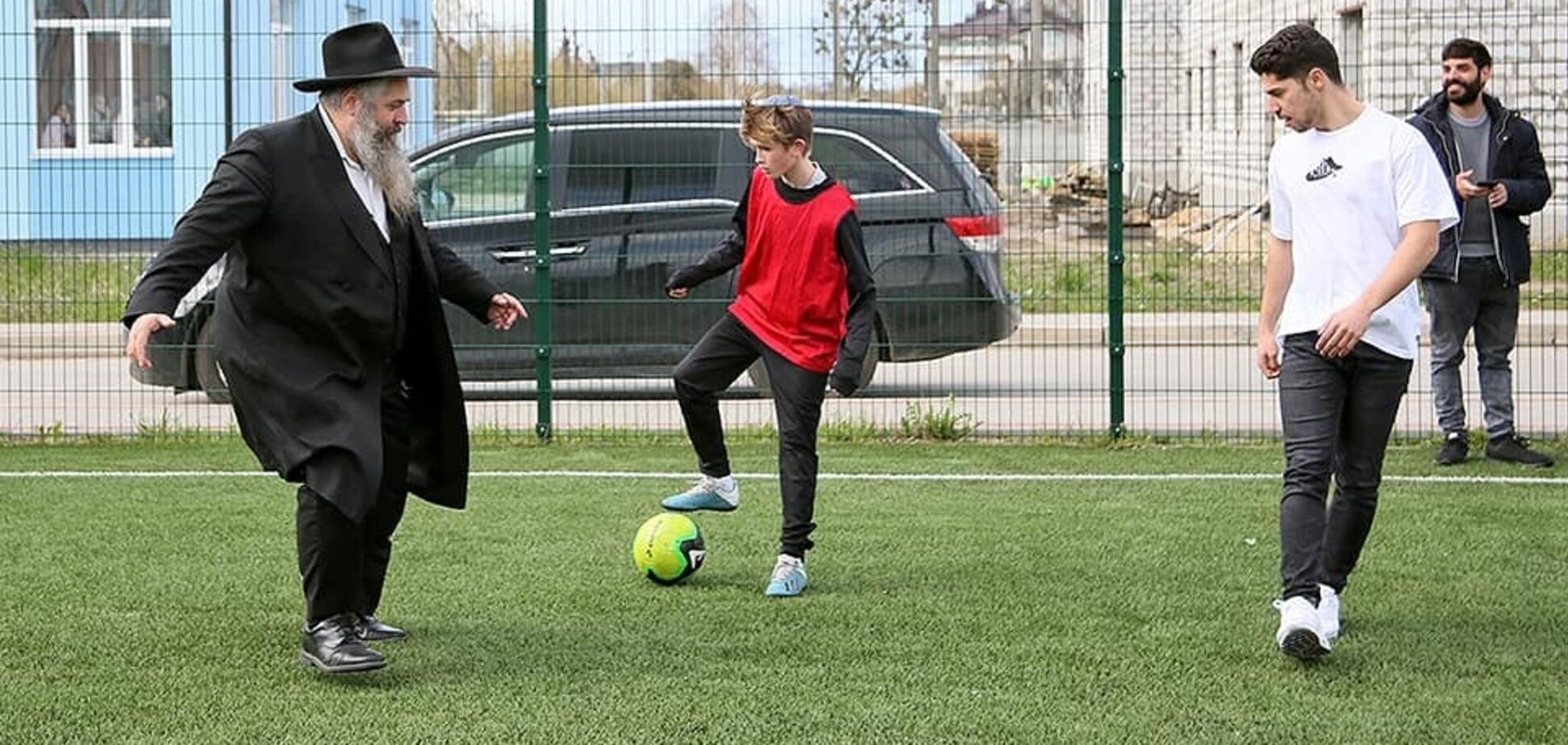 Головний рабин України та зірка 'Шахтаря' зіграли у футбол. Фото