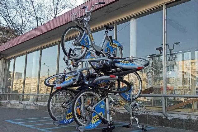 У Києві на Оболоні влаштували звалище з орендованих велосипедів