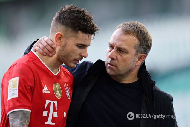 Ханс-Дитер Флик (справа) дает установку Люка Эрнандесу