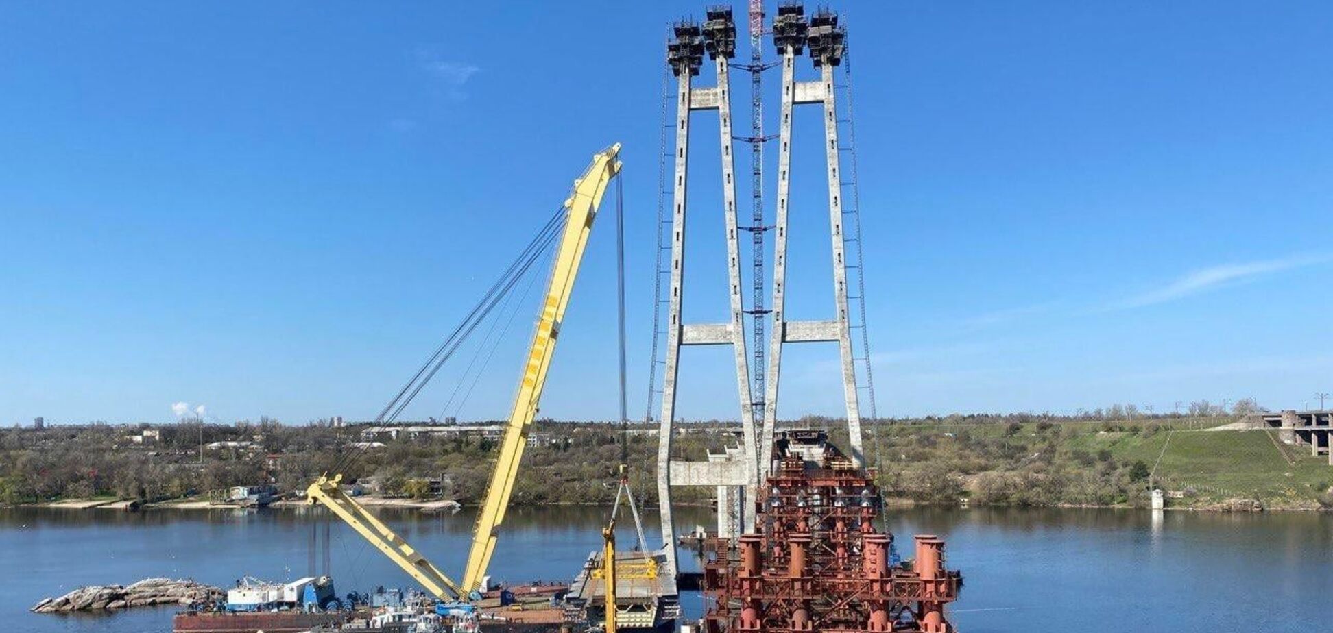 У Запоріжжі встановлено першу секцію мосту через Дніпро